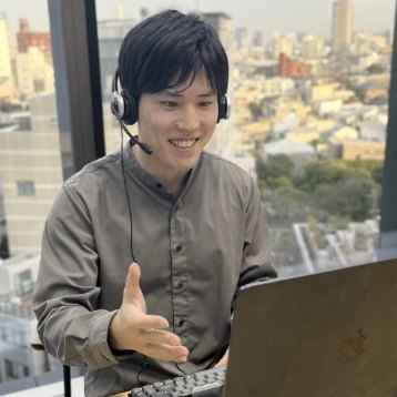 ヘッドセットを着けてノートパソコンに向かい、オンラインで説明するStudyInの担当者